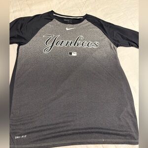 Nike Yankees Men's Black and Gray 3/4 Sleeve Tee